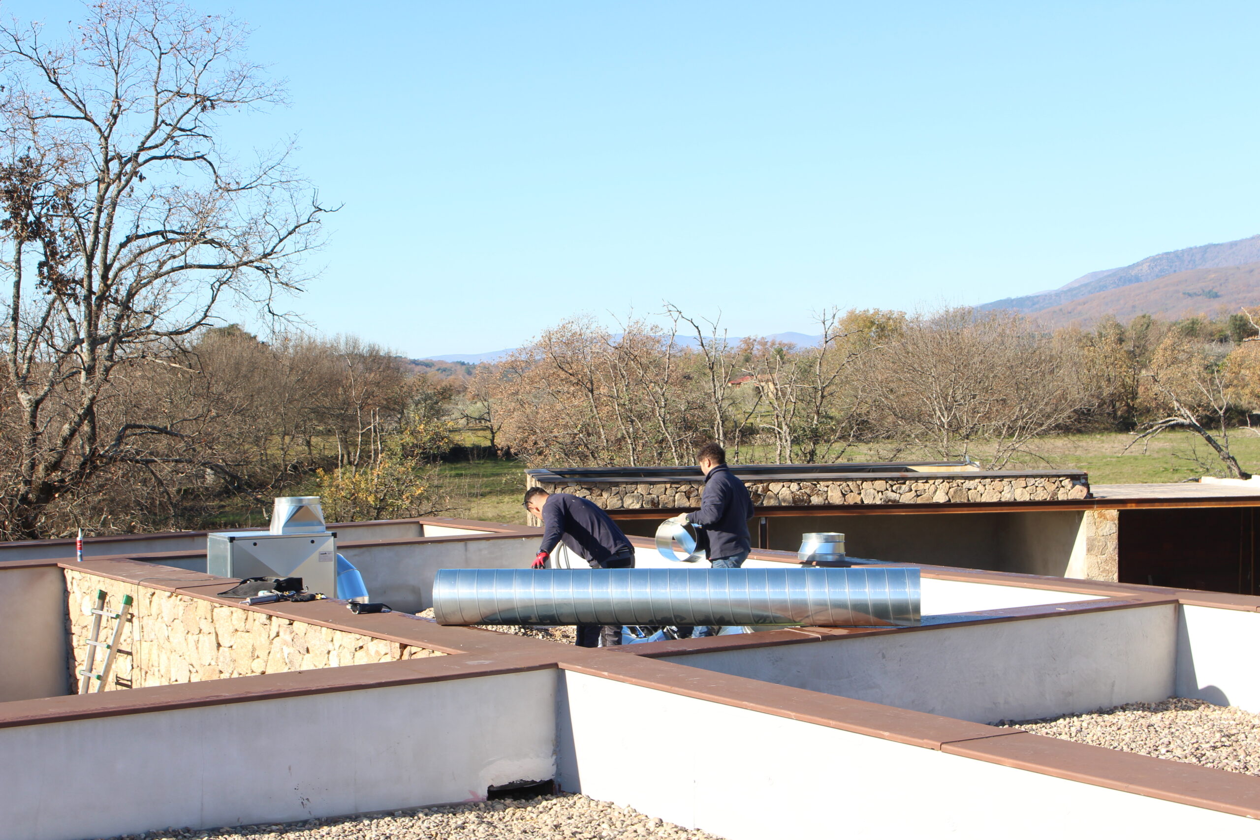 Planteamiento, preparación y corte de conductos de instalación de sistema de extracción de humos en campana de cocina