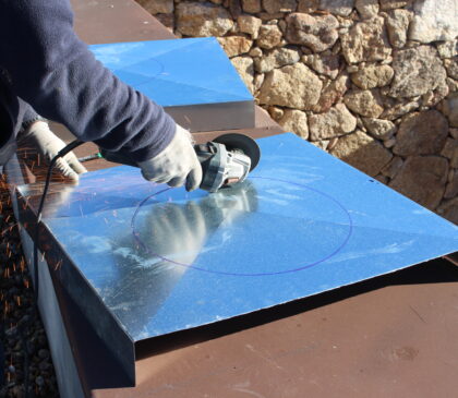 Corte de chapa de acero inoxidable para sistema de extracción de humos en campana de cocina