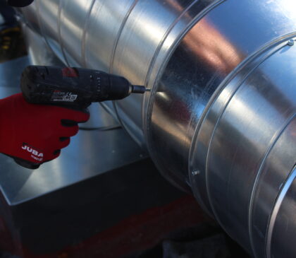 Tecnico de Extradai preparando la instalacion de conductos de acero inoxidable de 400mm de extracción de humos