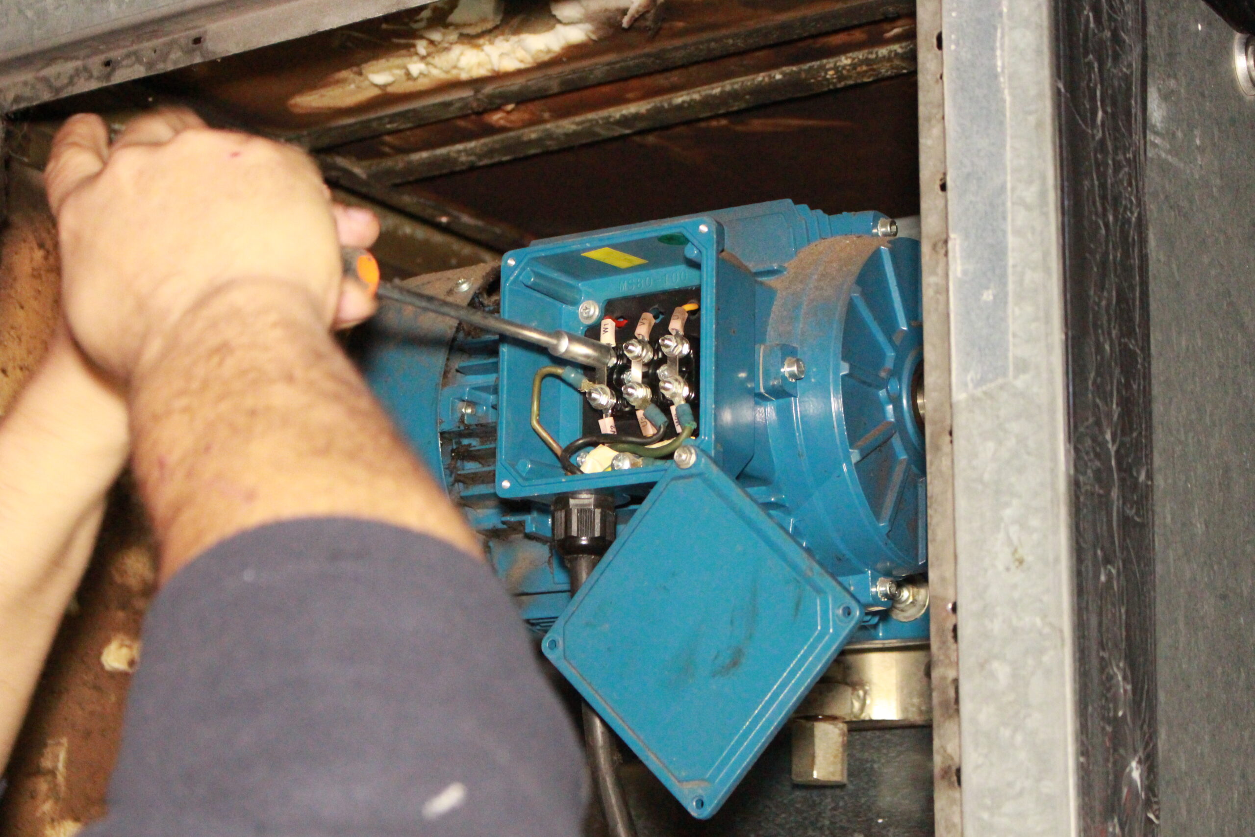 Cambio de fases en motor de extractor de humos realizado por Extradai