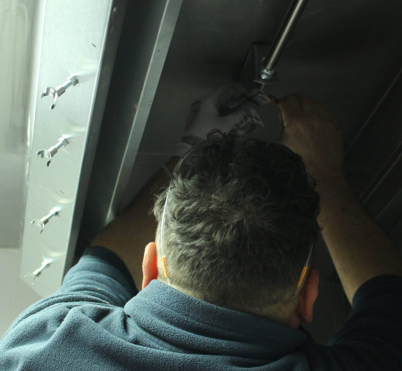 Instalador de Extradai instalando el tirador automático del sistema contra incendios